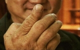 Bổ dừa bằng 1 ngón tay