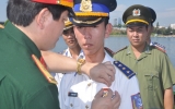 Trao tặng huy hiệu cho hai thuyền trưởng tàu cảnh sát biển