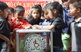Các em chung tay hướng về biển đảo