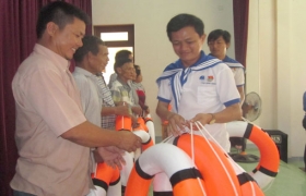 Góp sức cùng ngư dân ra khơi bám biển