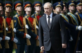 Ukraine conflict: US and EU widen sanctions on Russia