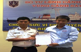 Tặng quà cho Vùng Cảnh sát biển 1
