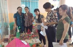 Cô “làm theo”, trò cũng “học theo”