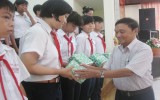 Thuan An town honors 442 good pupils and teachers