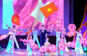 歌颂胡志明主席的特殊文艺晚会盛大上演