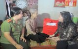 Các cơ quan Hội phụ nữ: Thăm, tặng quà Bà mẹ Việt Nam anh hùng