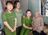 Hội viên phụ nữ Cụm thi đua số 3: Thăm, tặng quà cho các mẹ Việt Nam anh hùng