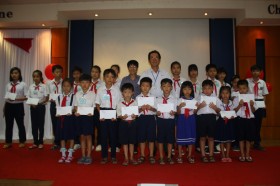 Công ty TNHH Yazaki Eds Việt Nam tặng sách và học bổng cho học sinh