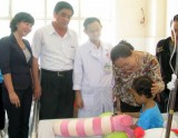Phó Chủ tịch Tổng Liên đoàn Lao động Việt Nam Nguyễn Thị Thu Hồng: Đến thăm và tặng quà cho bé Kim Ngân