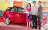 Nguyễn Kim Bình Dương trao xe Ford Fiesta cho khách hàng may mắn