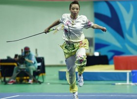 第17届亚运会：越南选手杨翠微问鼎武术女子剑术枪术全能冠军