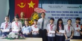 Vietcombank Bắc Bình Dương trao học bổng cho học sinh nghèo hiếu học