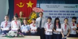 Vietcombank银行-北平阳分行向好学贫困学生颁发助学金