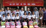 Hội Chữ thập đỏ tỉnh: Tặng quà cho người nghèo và học sinh có hoàn cảnh đặc biệt khó khăn