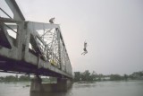 “Làm xiếc” trên cầu Phú Long