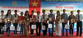 Nữ công nhân cùng thi đua “Hai giỏi”