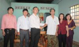 Ủy ban MTTQ Việt Nam tỉnh: Trao trang thiết bị nội thất cho gia đình chính sách tại thị xã Bến Cát