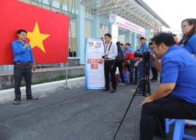 Thanh niên công nhânhướng về biển đảo quê hương