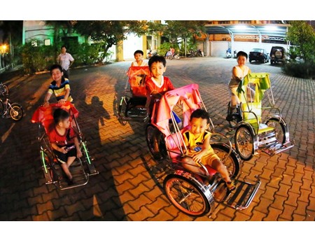 Xích lô mini: Sân chơi mới cho trẻ em - Báo Bình Dương Online