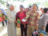 Hội Chữ thập đỏ tỉnh: Tặng nhà Chữ thập đỏ và quà cho người nghèo