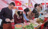 Du học sinh tham gia giới thiệu văn hóa Việt Nam với bạn bè quốc tế