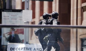 Hostages held in Sydney cafe, forced to hold Islamic flag in window
