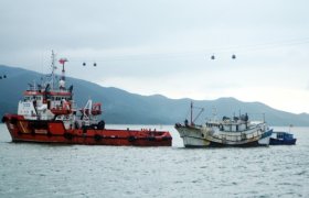 一中国渔船在越南海域失控 越南海警救起6名船员
