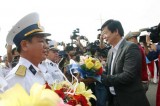 Visiting, extending Tet greetings to Truong Sa island district’s army and people