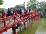 Visitors warm up New Year at Hanoi’s tourist sites