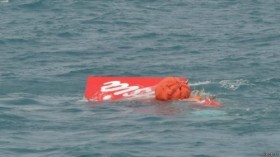 失事亚航客机机尾残骸被打捞出水