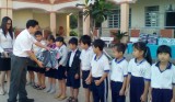 100 “nurturing the future” gifts presented to poor-but-excellent pupils