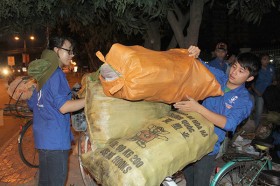 ​Sinh viên nhặt ve chai làm từ thiện