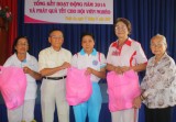Cụ Huỳnh Văn Ráng tặng quà tết cho hộ nghèo