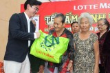 100 hộ cận nghèo được nhận quà từ Siêu thị Lotte Mart Bình Dương
