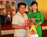 Công đoàn KCN Việt Nam – Singapore tặng quà tết cho công nhân lao động