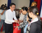 Ngân hàng TMCP Kiên Long chi nhánh Bình Dương: Trao 100 phần quà cho hộ khó khăn phường Phú Lợi