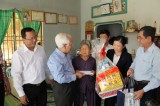 Đoàn lãnh đạo TP.Hồ Chí Minh thăm, tặng quà gia đình chính sách huyện Dầu Tiếng
