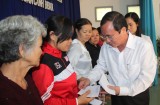 Provincial leaders visit, present Tet gifts to policy beneficiaries, the poor