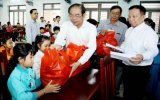 Đồng chí Mai Thế Trung, Ủy viên Trung ương Đảng, Bí thư Tỉnh ủy thăm, tặng quà mẹ Việt Nam anh hùng
