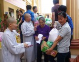 Hội bảo trợ người khuyết tật, trẻ mồ côi, bệnh nhân nghèo tỉnh tặng quà cho người nghèo