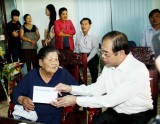 Provincial Party Committee Secretary visits, presents gifts to heroic Vietnamese mother