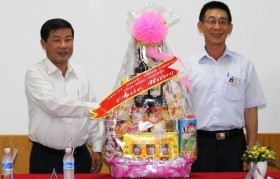 Lãnh đạo tỉnh thăm và tặng quà doanh nghiệp