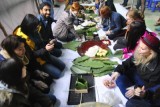外国游客有兴趣参加包粽子活动