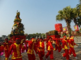 胡志明市举行向雄王始祖供奉圆柱形粽子仪式