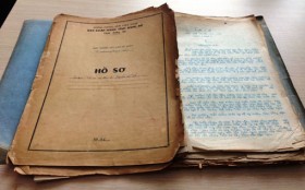 Chiếc bóng bên chồng