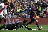 Messi lập hat-trick, Barcelona chiếm ngôi đầu bảng