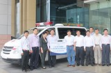 Trao tặng xe cứu thương và nhà đại đoàn kết cho huyện Vũng Liêm, tỉnh Vĩnh Long