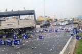 Xe chở bia gặp nạn, hàng trăm thùng bia đổ tràn quốc lộ