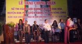越南巴拿族史诗荣获国家级非物质文化遗产证书