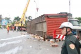Lật xe container chở sữa